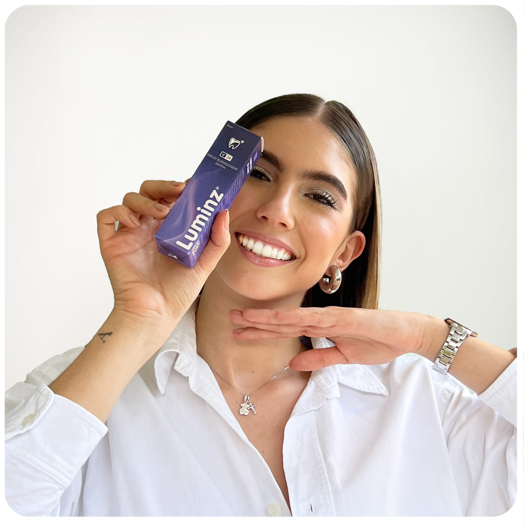 Clienta sosteniendo el Serum Blanqueador Dental Luminz V34
