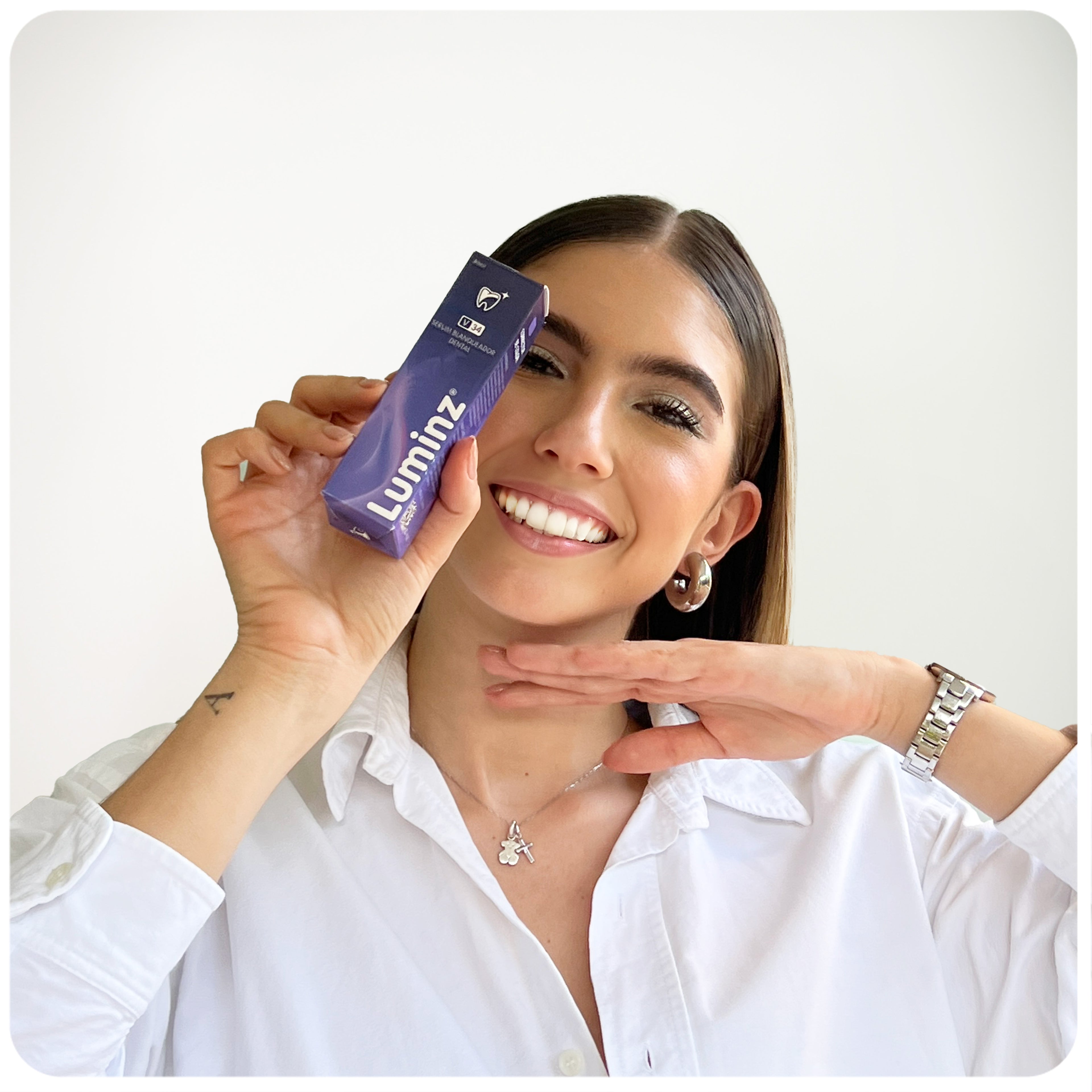 Clienta sosteniendo el Serum Blanqueador Dental Luminz V34